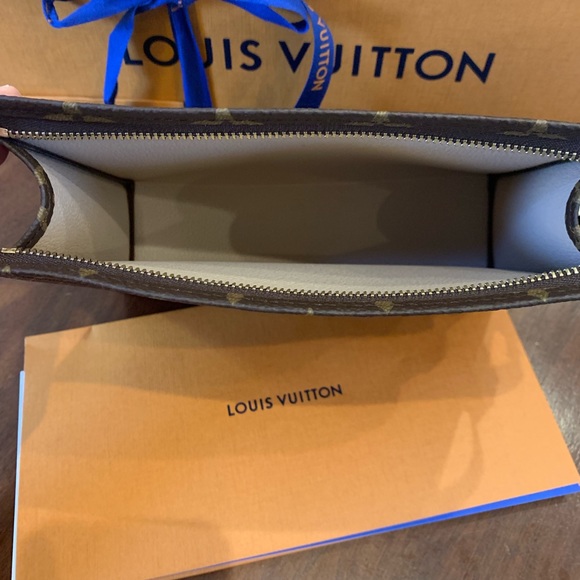 Toiletry 19 - BNIB - Sold Out and Rare! - Picture 5 of 6